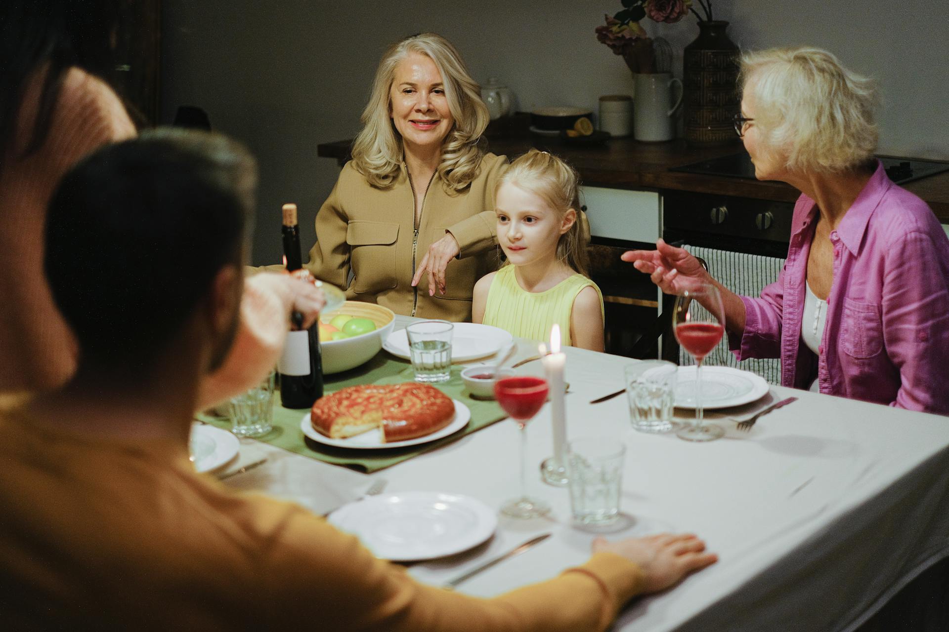Famiglia italiana riunita a tavola in una casa di campagna